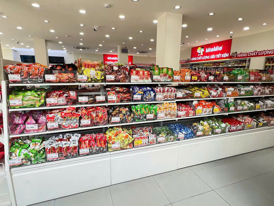 Hệ thống siêu thị trưng bày hàng trên Toàn Quốc Hệ thống siêu thị Miomio, 7 Elenven Okono, Family Mart, GS25, Joyco, Genshai, Ministop, 7 Eleven, Agami, Sunshine Mart, Busy, BigC, Circle K, Delizone, Topone, Snack Kingdom, Miomio, Kisnac, TTM Farm Hệ thống các siêu thị đang trưng bày kinh doanh sản phẩm chân gà rút xương Topone – Minh chứng cho chất lượng và sức hút